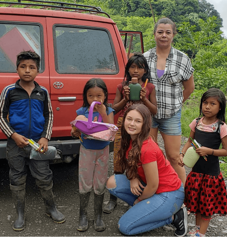 Foto equipo fundación con niños indígenas
