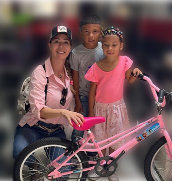 Foto entrega de bicicleta Fundación Creando Corazones Alegres